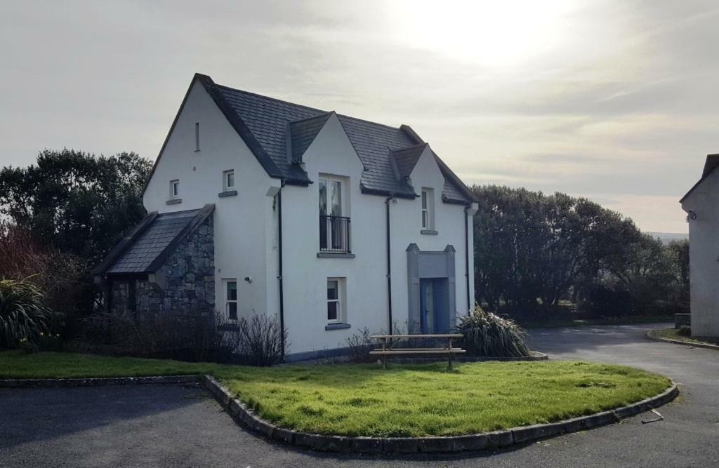 Doolin Court Villa Exterior photo